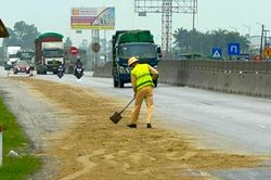 Hàng loạt 'xe đổ, người ngã' trên quốc lộ 1A, CSGT rải cát xử lý dầu loang