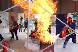 Xem 21 đội thi 'Tổ liên gia an toàn PCCC' huyện Thạch Thất so tài khống chế lửa, cứu người bị nạn