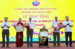 Huyện Hoài Đức trao Huy hiệu Đảng cho 124 đảng viên lão thành
