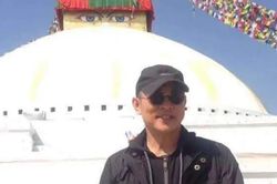 Bức ảnh đôi hiếm hoi của Lý Liên Kiệt và vợ, lộ rõ tinh thần sau hành trình tâm linh ở Nepal