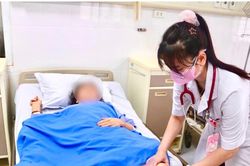 Người phụ nữ nhập viện do tự tiêm mật gấu