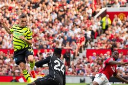Đánh bại M.U, Arsenal khiến cuộc đua vô địch căng thẳng đến vòng cuối