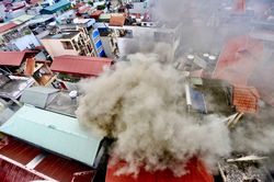 Dập tắt đám cháy nhà dân trong ngõ nhỏ ở Thanh Xuân
