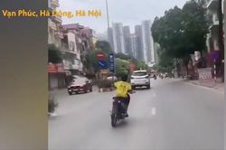Clip: Cậu bé đầu trần lái xe máy không biển số, lạng lách như diễn xiếc giữa phố