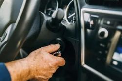 Cách xử lý vô lăng bị khóa cứng khi xe đang chạy
