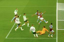 Cầu thủ Aston Villa có 'pha bỏ lỡ của thế kỷ' khi cách gôn trống của Liverpool 2m