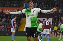 Thủ môn Aston Villa đốt lưới nhà, Liverpool vẫn đánh rơi chiến thắng một cách khó tin