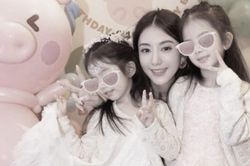 Chữ viết con gái Quách Phú Thành trên thiệp mừng Ngày của Mẹ dấy lên tranh luận