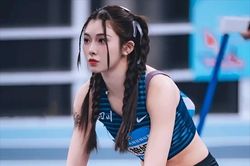 Nữ VĐV điền kinh bị bạo lực mạng vì trang điểm khi thi đấu