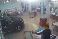 Ô tô lao thẳng vào phòng cấp cứu của bệnh viện