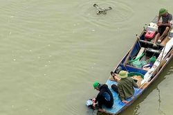 Bắc Ninh: Tìm thấy thi thể 2 nữ sinh lớp 9 nhảy cầu Kinh Dương Vương