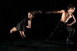 Nghệ sĩ Việt trình diễn tác phẩm múa đương đại 'Phản chiếu'