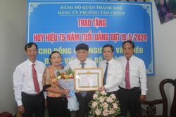 Quận Thanh Khê có 123 đảng viên được trao tặng Huy hiệu Đảng đợt 19-5