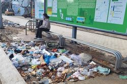 TP HCM: Vứt rác bừa bãi từ đường phố đến miệng cống thoát nước