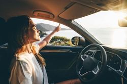 Mẹo rẻ tiền giúp làm sạch kính lái, không còn vết lem nhem khi đi ngược nắng