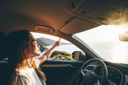 Mẹo rẻ tiền giúp làm sạch kính lái, không còn vết lem khi đi ngược nắng