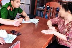 Người phụ nữ lớn tuổi suýt mất tiền vì tin lời công an 'dỏm'