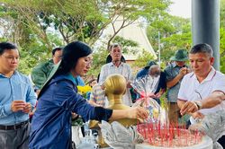 Cán bộ, đảng viên phường Hoa Lư về nguồn tại Khu di tích lịch sử cách mạng Khu 9