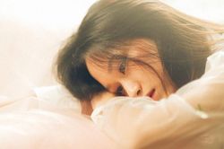 Rời khỏi tòa, chồng cũ nhìn vợ cũ mỉa mai: 'Cô chẳng khác gì một cốc nước lã', song cuộc gặp lại 1 năm sau đó lại làm anh ta ân hận