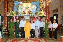 Bí thư Huyện ủy Châu Thành thăm và chúc mừng Đại lễ Phật đản Phật lịch 2568 – Dương lịch 2024