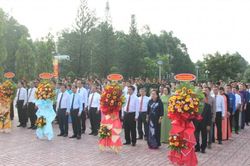 Dâng hương, dâng hoa tại Tượng đài Bác Hồ