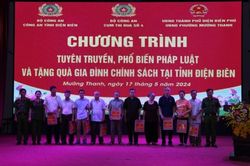 Tuyên truyền pháp luật và tặng quà gia đình chính sách tại Điện Biên