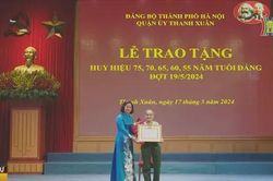 Nhiều địa phương tổ chức trao huy hiệu Đảng đợt 19/5