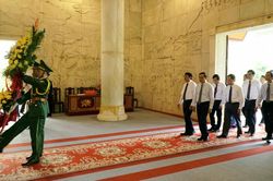 Đoàn đại biểu tỉnh dâng hương, dâng hoa Đền thờ Chủ tịch Hồ Chí Minh (Hà Quảng)