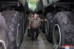 Hình ảnh ông Kim Jong Un đi thị sát cơ sở vũ khí khổng lồ của Triều Tiên