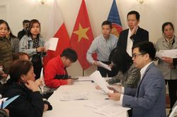 Hỗ trợ bà con người Việt bị ảnh hưởng vụ cháy tại Ba Lan làm lại giấy tờ