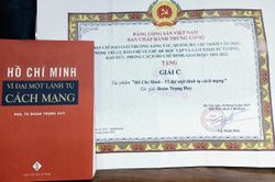 'Hồ Chí Minh - Vĩ đại một lãnh tụ cách mạng': Một tác phẩm quý về cuộc đời và sự nghiệp của Bác