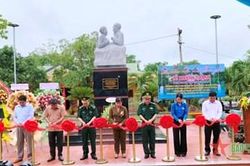 Đồn Biên phòng Sê Rê Pốk khánh thành Tượng đài 'Bác Hồ với chiến sĩ Biên phòng'