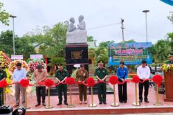 Khánh thành tượng đài 'Bác Hồ với chiến sĩ Biên phòng' tại Đồn Biên phòng Sê Rê Pốk