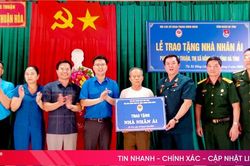 Hội CCB cơ quan Trung ương Đoàn trao nhà nhân ái ở thị xã Hồng Lĩnh