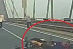 Clip: Đạp xe vi vu dàn hàng ngang trên cầu, 'biker' gặp họa từ xe máy