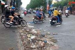 Rác thải làm bịt kín miệng cống thoát nước tại Ngã ba Trảng Dài