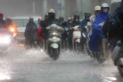Hà Nội mưa lớn, nhiều nơi ngập úng
