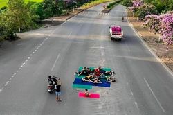 Phạt 150.000 đồng/người với nhóm phụ nữ tập yoga giữa đường ở Thái Bình