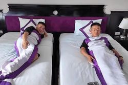 Quang Linh Vlogs thắc mắc sao chăn ở khách sạn lại nhỏ xíu? Vật nhỏ mà công dụng không ngờ