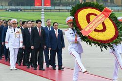 Đại biểu Quốc hội vào Lăng viếng Chủ tịch Hồ Chí Minh