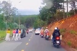 Công an Đà Lạt mời làm việc với nhóm phụ nữ dừng ô tô, nhảy múa giữa đường