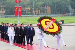 Lãnh đạo Đảng, Nhà nước, đại biểu Quốc hội vào Lăng viếng Chủ tịch Hồ Chí Minh