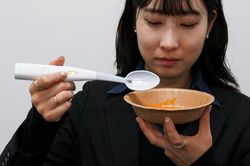 Ra mắt thìa 'muối điện' giúp tăng vị mặn của thực phẩm