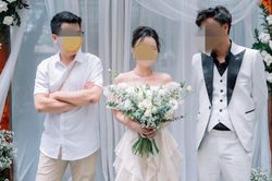 Mặc váy thướt tha còn cầm hoa cưới chụp ảnh cùng chú rể, cô gái khiến dân tình tranh cãi