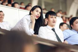 Ca sĩ Thủy Tiên đẹp như 'nàng tiên' trên khán đài: Số một thì không ai... số hai