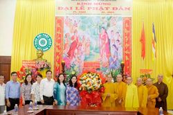Bí thư Thành ủy, Chủ tịch HĐND TP. Long Xuyên Đặng Thị Hoa Rây thăm, chúc mừng Đại lễ Phật đản
