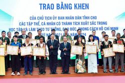 Biểu dương, nhân rộng các điển hình trong học tập và làm theo Bác