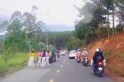 Lại xuất hiện nhóm phụ nữ dừng ôtô giữa đường bật loa đài nhảy múa