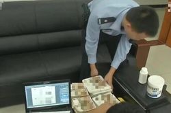 Theo dõi người đàn ông thất nghiệp liên tục chuyển trọ, cảnh sát đột nhập thì phát hiện lượng lớn giấy trắng và nước tương: Hành vi làm tiền giả tinh vi bị vạch trần