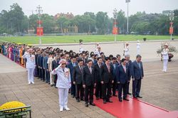 Lãnh đạo Đảng, Nhà nước cùng các ĐBQH vào Lăng viếng Chủ tịch Hồ Chí Minh trước Kỳ họp thứ 7